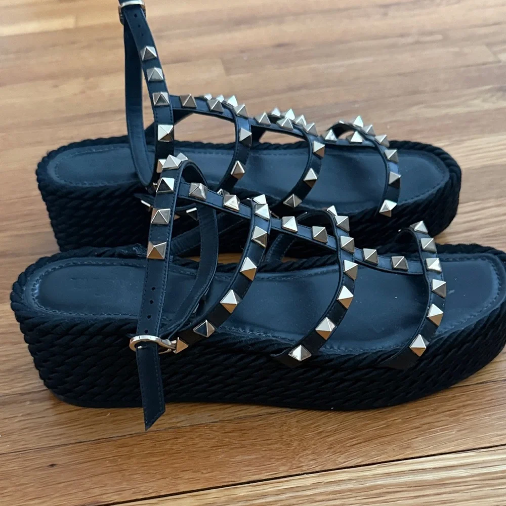 Valentino Garavani Black Sandals with gold Studs - Picture 2 of 6